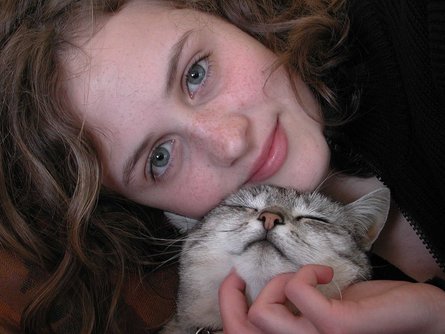 IVH Maedchen Katze schmusen
