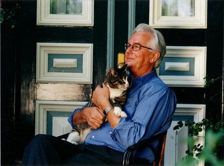 IVH AElterer Herr mit Katze vor Tuer